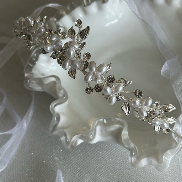 Intricate Silver and White Floral Hair Accessory - Picture 2 of 6